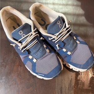 ON CLOUD Womens Running Shoes - SIZE 6.